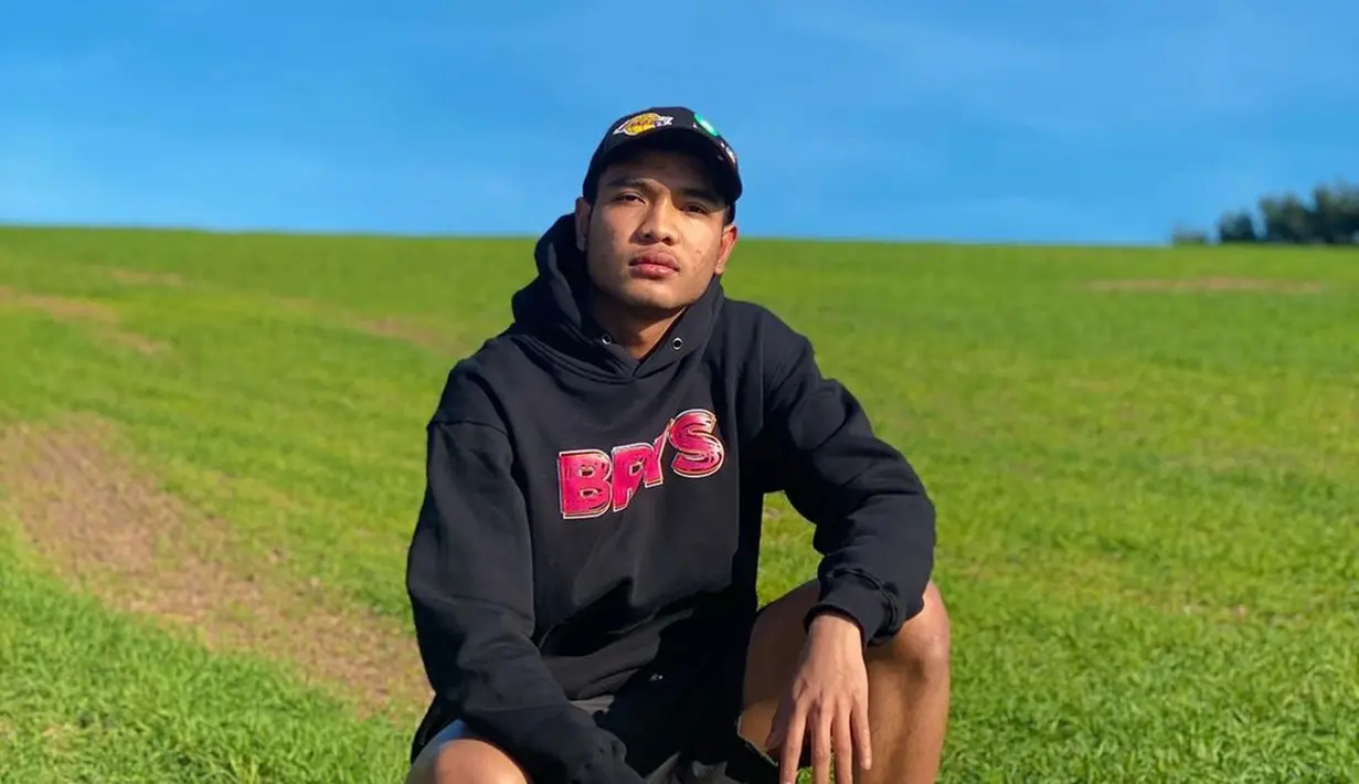 Gaya di luar lapangan dari eks gelandang Persebaya Surabaya ini sangat memukau. Pemain kelahiran 23 Februari 2002 bisa bergaya bak model papan atas dengan style fashion yang sangat kekinian. (Liputan6.com/IG/@brylianaldamaa)