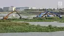 Pekerja Dinas Sumber Daya Air Jaktim menggunakan alat berat mengeruk lumpur di Kanal Banjir Timur (KBT), Jakarta, Rabu (3/10). Pengerukan dilakukan guna membersihkan aliran kali dari lumpur yang mengendap dan tanaman liar. (Merdeka.com/Iqbal S. Nugroho)