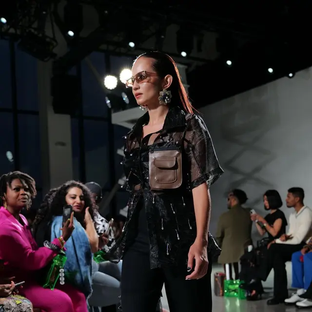 6 Potret Enzy Storia saat Catwalk di New York Fashion Week 2022, Banjir Pujian