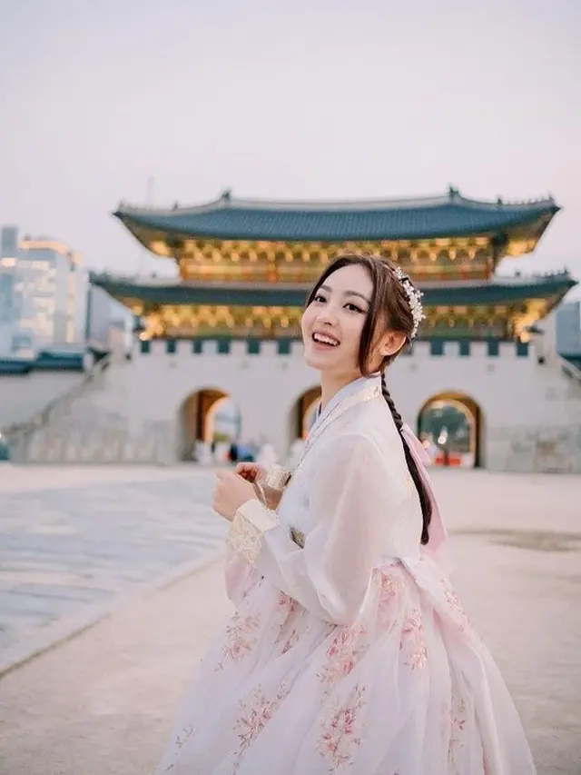 Potret cantik Natasha Wilona mengenakan hanbok berwarna cerah (Instagram/ natashawilona12)