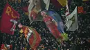 Kemenangan ini membawa Giallorossi menempati peringkat keempat klasemen Liga Italia dengan 33 poin dari 17 pertandingan atau tiga poin di bawah Inter Milan yang berada di posisi puncak. Tampak daam foto, para pendukung mengibarkan bendera di akhir pertandingan sepak bola Serie A Italia antara AS Roma dan Genoa di Stadio Olimpico pada Senin 29 Desember 2025 waktu setempat atau Selasa (30/12/2025) dini hari WIB. (Filippo MONTEFORTE/AFP)