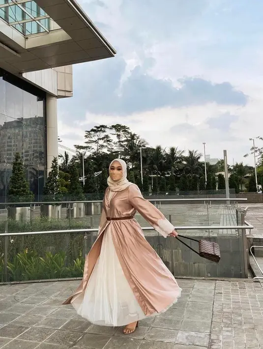 Padu padan long outer dengan tulle dress juga tak kalah menarik. Tambahkan aksesori berupa ikat pinggang untuk menegaskan lekuk tubuh curvy-mu, seperti beauty vlogger Fatya Biya ini. (Instagram/fatyabiya).