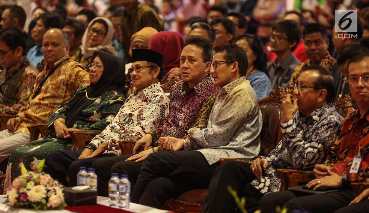 Wagub terpilih Sandiaga Uno (ketiga kanan) hadir dalam acara Habibie Festival 2017 di Jakarta, Senin (7/8). Dalam festival tersebut pengunjung diharapkan bisa langsung melihat, menyentuh, dan merasakan teknologi masa depan. (Liputan6.com/Faizal Fanani)