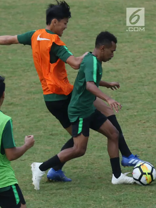 Pemain Timnas Indonesia U-19, Todd Rivaldo Ferre (kanan) saat latihan di Lapangan A Kompleks GBK Jakarta, Selasa (23/10). Latihan ini persiapan melawan UEA di penyisihan Grup A Piala AFC U-19 2018. (Liputan6.com/Helmi Fithriansyah)