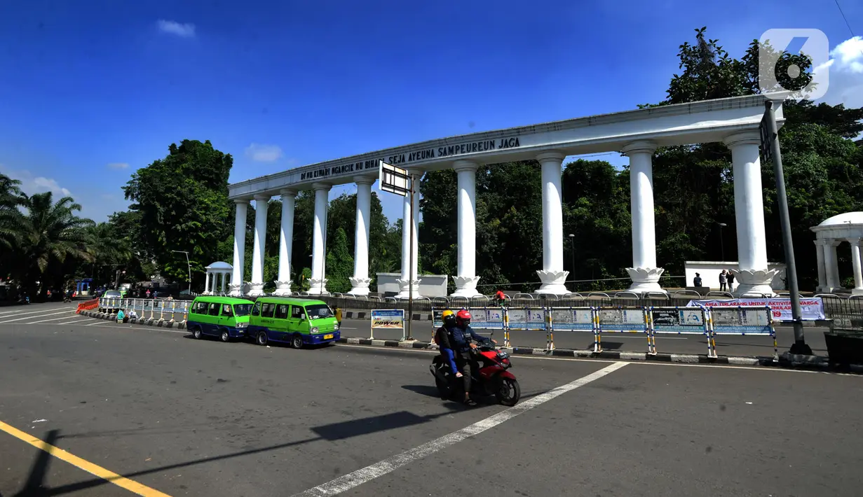 Pengendara melintasi jalan yang sepi di Kawasan Tugu Kujang, Bogor, Jawa Barat, Rabu (15/4/2020). Pemerintah telah resmi menerapkan Pembatasan Sosial Berskala Besar (PSBB) di wilayah Bogor per hari ini dalam rangka percepatan penanganan COVID-19. (merdeka.com/Arie Basuki)