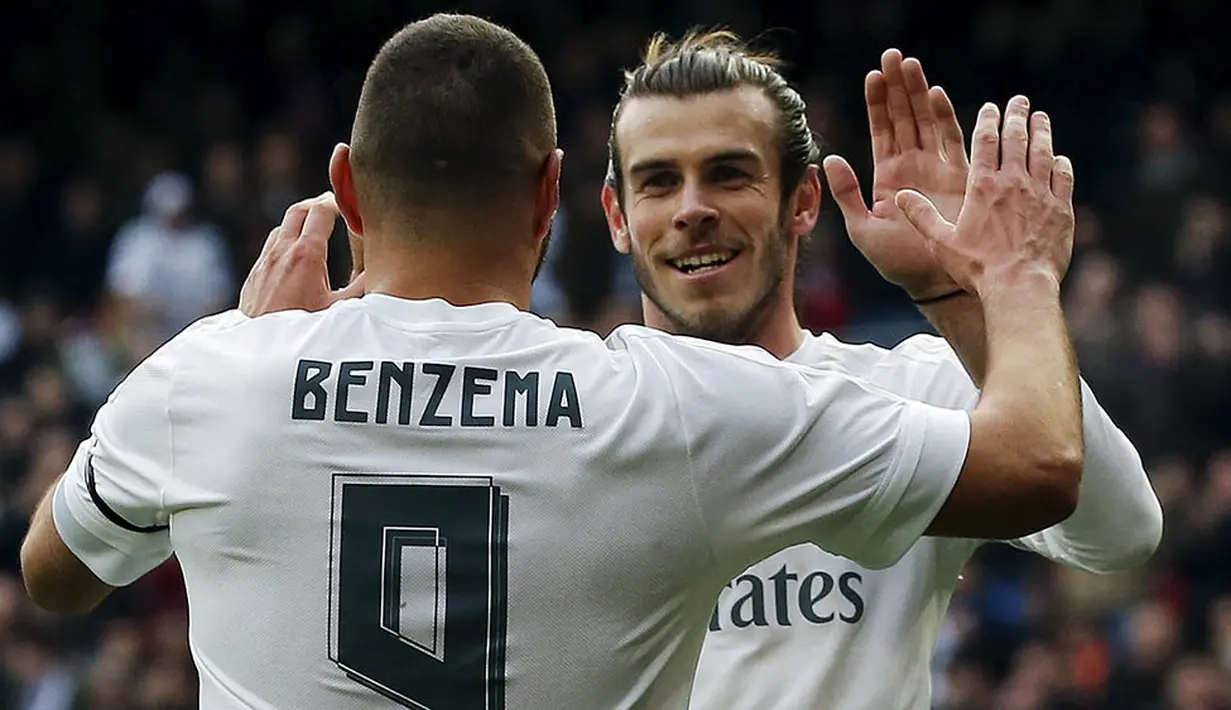 Pemain Real Madrid, Karim Benzema dan Gareth Bale merayakan gol ke gawang Sporting Gijon. Dalam dua laga terakhir Madrid sudah mencetak 10 gol. (Reuters/Andrea Comas)