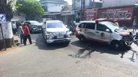 Ambulans Bawa Jenazah Korban KM Virgo Tabrakan Beruntun di Jombang