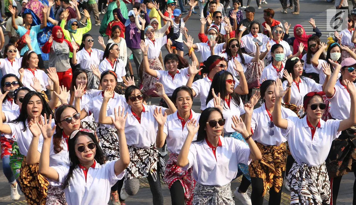 Srikandi Milenial menggelar flash dance di Car Free Day (CFD) kawasan Thamrin, Jakarta, Minggu (29/9/2019). Kegiatan ini dalam rangka mewujudkan energi positif bagi masyarakat. (Liputan6.com/Herman Zakharia)