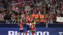 Striker Atletico Madrid, Fernando Torres, menyapa suporter usai melawan Eibar pada laga La Liga Spanyol di Stadion Wanda Metropolitano, Madrid, Minggu (20/3/2018). Laga ini merupakan yang terakhir bagi Torres bersama Atletico. (AFP/Gabriel Bouys)