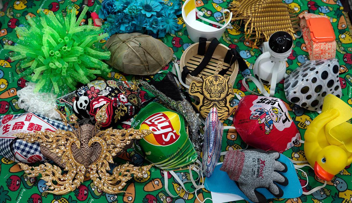 Masker terlihat di atas meja di studio desainer kostum teater dan aktor Hong Kong, Edmond Kok, di Hong Kong, 6 Agustus 2020. Edmond yang biasanya terlibat dalam pertunjukan teater sebelum pandemi terjadi memanfaatkan waktu luang dengan kegiatan kreatif dalam membuat masker. (AP Photo/Vincent Yu)