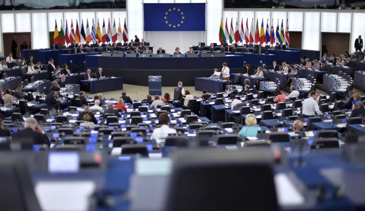 Suasana sidang Parlemen Eropa di Strasbourg, Perancis,  (7/7/2015). Kepala Komisi Eropa Jean-Claude Juncker mengatakan, ia menentang Yunani keluar dari Uni Eropa, meskipun banyak yang menolak istilah bailout dalam referendum. (AFP PHOTO/PATRICK Hertzog)