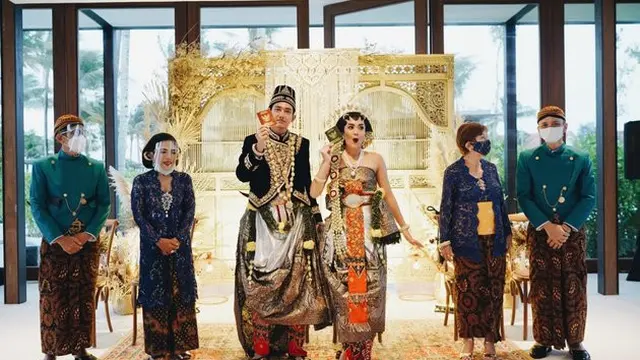 7 Potret Pernikahan Adipati Dolken dan Cantri Tachril Pakai Adat Jawa
