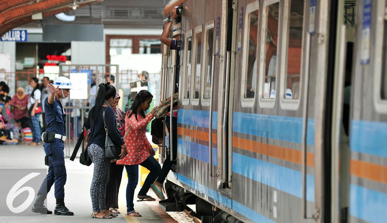 Penumpang kereta menaiki kereta di stasiun Jakarta Kota, Senin (21/12). Sementara, untuk keberangkatan dari stasiun Tanjung Priok, KA 2319, berangkat pukul 12.30 WIB, KA 2323, pukul 13.55 WIB dan KA 2331, pukul 16.30 WIB. (Liputan6.com/Yoppy Renato)