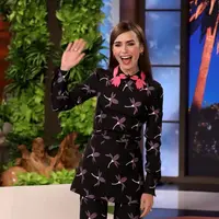 Lily Collins memakai Valentino Spring 2022 Le Progres Collection saat menjadi bintang tamu di The Ellen DeGeneres Show pada 4 Januari 2022 (Instagram @collinsupdatez)