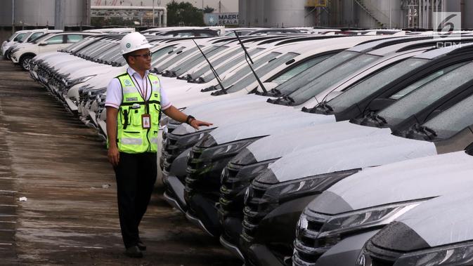 Pekerja mengecek mobil baru siap ekspor di IPC Car Terminal, Jakarta, Rabu (27/3). Pemerintah berencana memacu ekspor industri otomotif dengan harmonisasi skema PPnBM, yaitu tidak lagi dihitung dari kapasitas mesin, tapi pada emisi yang dikeluarkan kendaraan bermotor.  (Liputan6.com/Johan Tallo)