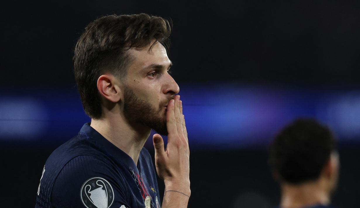 Ia beberapa kali membantu memutus serangan balik Liverpool. Hal ini memperlihatkan perannya yang komplet dalam sistem permainan tim. (AFP/Anne-Christine)