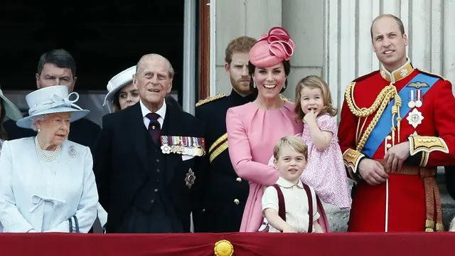 Keluarga Kerajaan Inggris dalam upacara tahunan Trooping the Colour