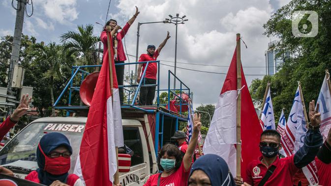 Massa yang tergabung dalam KSBSI mengangkat tiga jari saat aksi solidaritas di depan Kedubes Myanmar, Jakarta, Rabu (10/3/2021). Dalam aksi solidaritas tersebut massa mengutuk keras atas kudeta militer dan mendesak penegakan demokrasi serta perlindungan HAM di Myanmar. (Liputan6.com/Faizal Fanani)