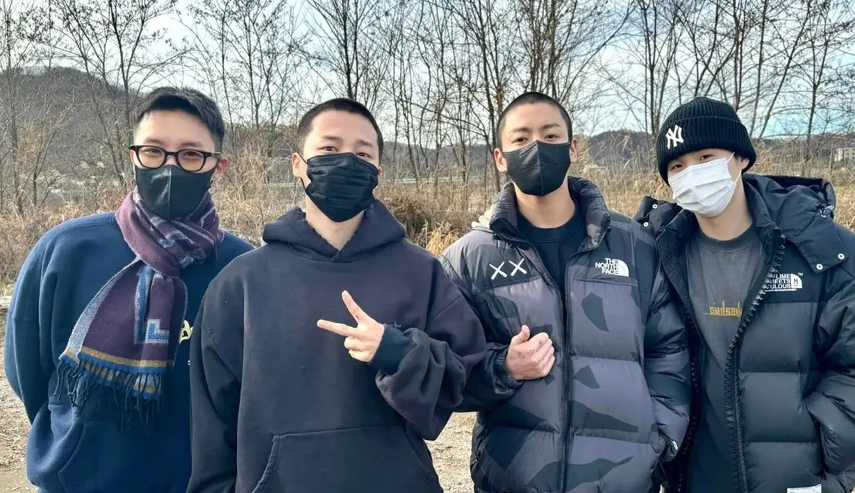 Kepergian Jimin dan Jungkook untuk wajib militer diantar oleh J-Hope dan Suga. Keempatnya mengenakan pakaian kasual dan jaket tebal, karena iklim yang sudah mulai masuk musim dingin. (Foto: Instagram/ uarmyhope)