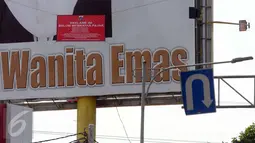 Reklame dari Bakal calon Hj. Hasnaeni dengan julukan wanita emas yang ditempeli tulisan penyegelan di Kawasan Warung Buncit, Jakarta, (6/5) Reklame tersebut di segel dengan alasan belum membayar pajak kepada pemkot setempat.(Liputan6.com/Helmi Afandi)