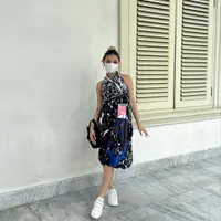 Dress halter berpotongan loose juga terlihat nyaman dan sporty saat dipadukan dengan sneakers warna putih (Foto: Instagram @naura.ayu)