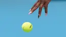 Petenis Amerika Serikat, Serena Williams bersiap melakukan servis bola saat berhadapan dengan petenis Anastasia Potapova dari Rusia babak pertama Australia Terbuka 2020 di Melbourne, Senin (20/1/2020). Pada penampilannya itu, Serena Williams mencuri perhatian lewat cat kukunya. (AP/Lee Jin-man)
