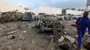 Tentara bersenjata berjaga di sekitar lokasi serangan bom mobil kembar di Ibu Kota Mogadishu, Somalia, Sabtu (24/2). Kelompok ekstremis al-Shabab mengaku bertanggung jawab atas serangan tersebut. (AP Photo/Farah Abdi Warsameh)