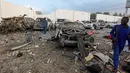 Tentara bersenjata berjaga di sekitar lokasi serangan bom mobil kembar di Ibu Kota Mogadishu, Somalia, Sabtu (24/2). Kelompok ekstremis al-Shabab mengaku bertanggung jawab atas serangan tersebut. (AP Photo/Farah Abdi Warsameh)