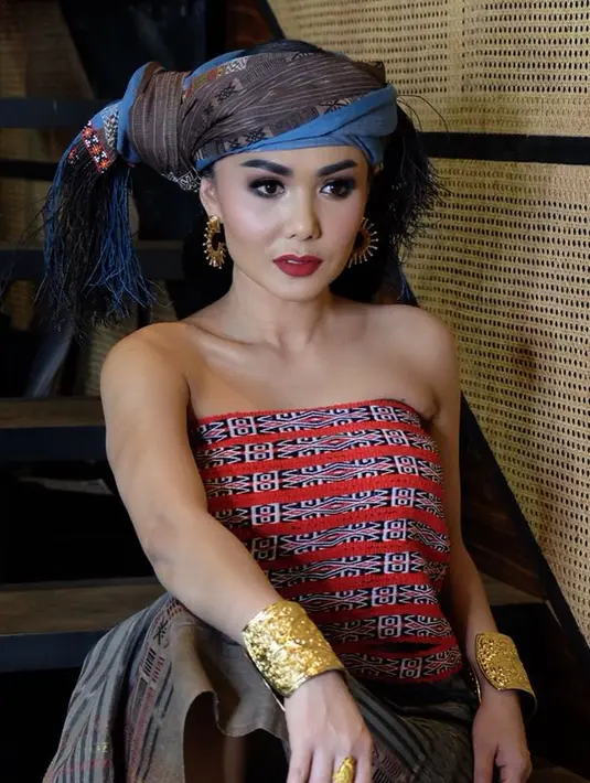 Saat itu, wanita cantik kelahiran 3 Juni 1972 ini mengunggah saat dirinya mengenakan kain ulos. Ia terlihat memesona saat berpose dengan berbagai gaya. (Foto: instagram.com/yunishara36)