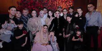 Keluarga Krisdayanti hadir dari ibunda, suami, anak-anak, hingga cucunya. Tampak Yuni Shara hadir mengenakan baju serba hitam kompak dengan Raul Lemos. Amora mengenakan dress warna gold. Sementara ibundanya tampil dengan abaya pink. [@aurelie.hermansyah]