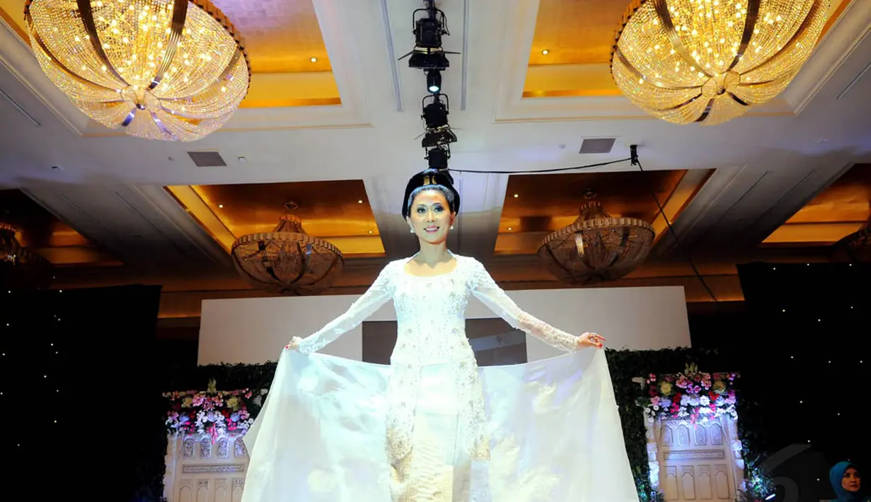 Pesona model cantik di atas catwalk yang mengenakan kebaya brukat putih di fashion show Didiet Maulana (Liputan6.com/Faisal R Syam)