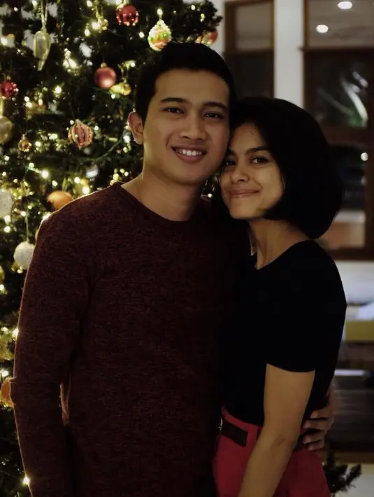 Lihat betapa mesranya Demas dan Eva saat merayakan malam Natal. (Foto: instagram.com/demasnarawangsa)