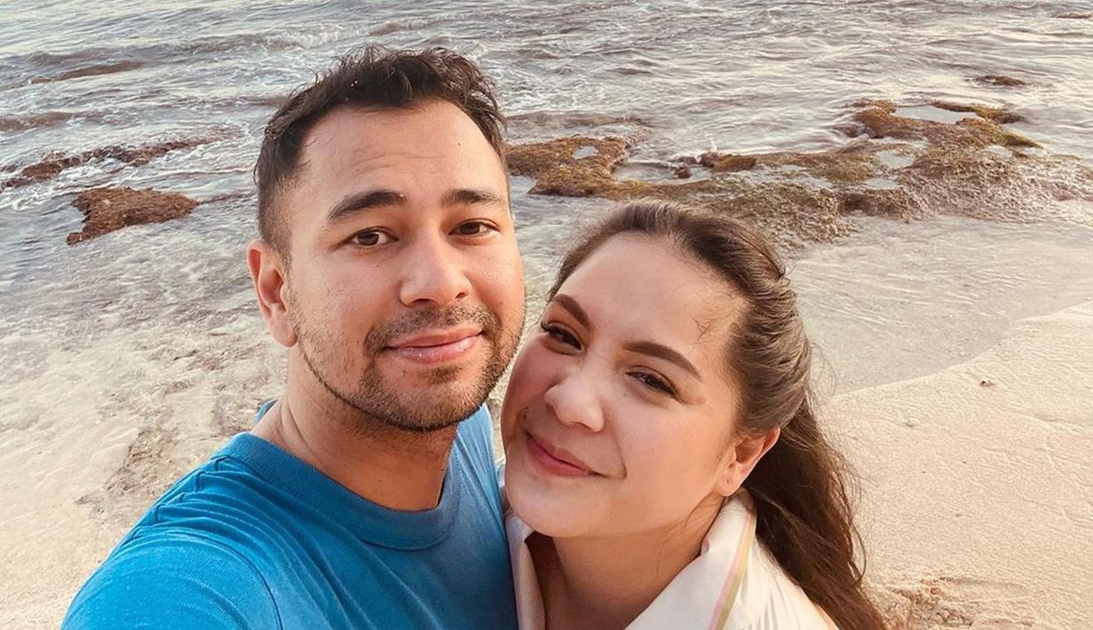 Ayah dan ibu dari Rafathar dan Rayyanza ini memang tetap terlihat mesra di usia pernikahan ke-8. Keduanya tetap harmonis menjalani rumah tangga. Momen keduanya berlibur di pantai pun curi perhatian. (Liputan6.com/IG/raffinagita1717)