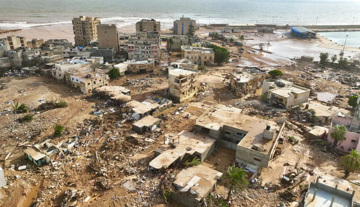 "Saya terkejut dengan apa yang saya lihat, ini seperti tsunami," kata Hisham Chkiouat, dari pemerintah Libya yang berbasis di wilayah timur. (AP Photo/Jamal Alkomaty)