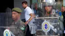 Punggawa Timnas Inggris, Steven Gerrard, terlihat berjalan di belakang pagar betis militer Brasil di Rio de Janeiro, (8/6/2014). (REUTERS/Eddie Keogh)