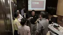 Peserta Workshop NBA berdiskusi sebelum acara mulai di Hotel Fermount, Jakarta, (7/9/2017). Emtek satu-satunya grup Media di Indonesia yang menjalin kerjasama dengan NBA. (Bola.com/Nicklas Hanoatubun)  