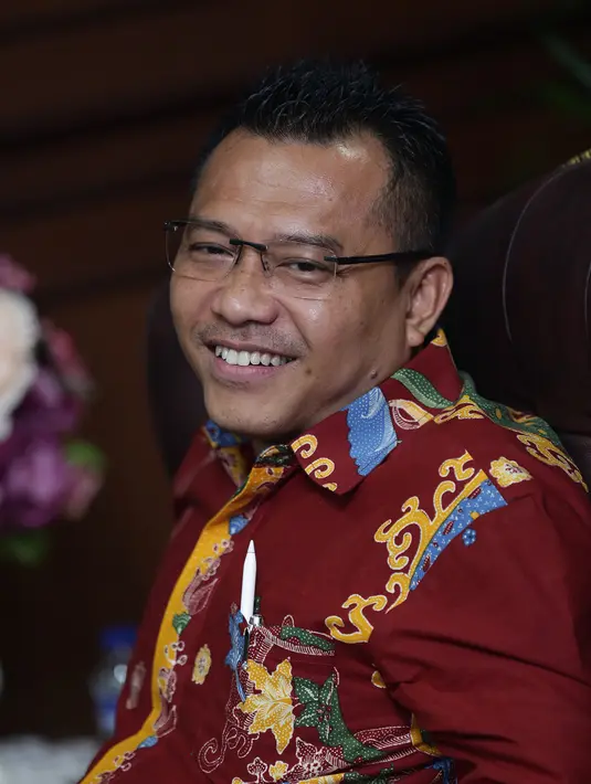 Ia menjembatani, beberapa teman-temannya diantaranya artis Hengky Kurniawan, Ian Kasela dan personel band Radja untuk melakukan curhat yang mereka alami selama ini. (Andy Masela/Bintang.com)