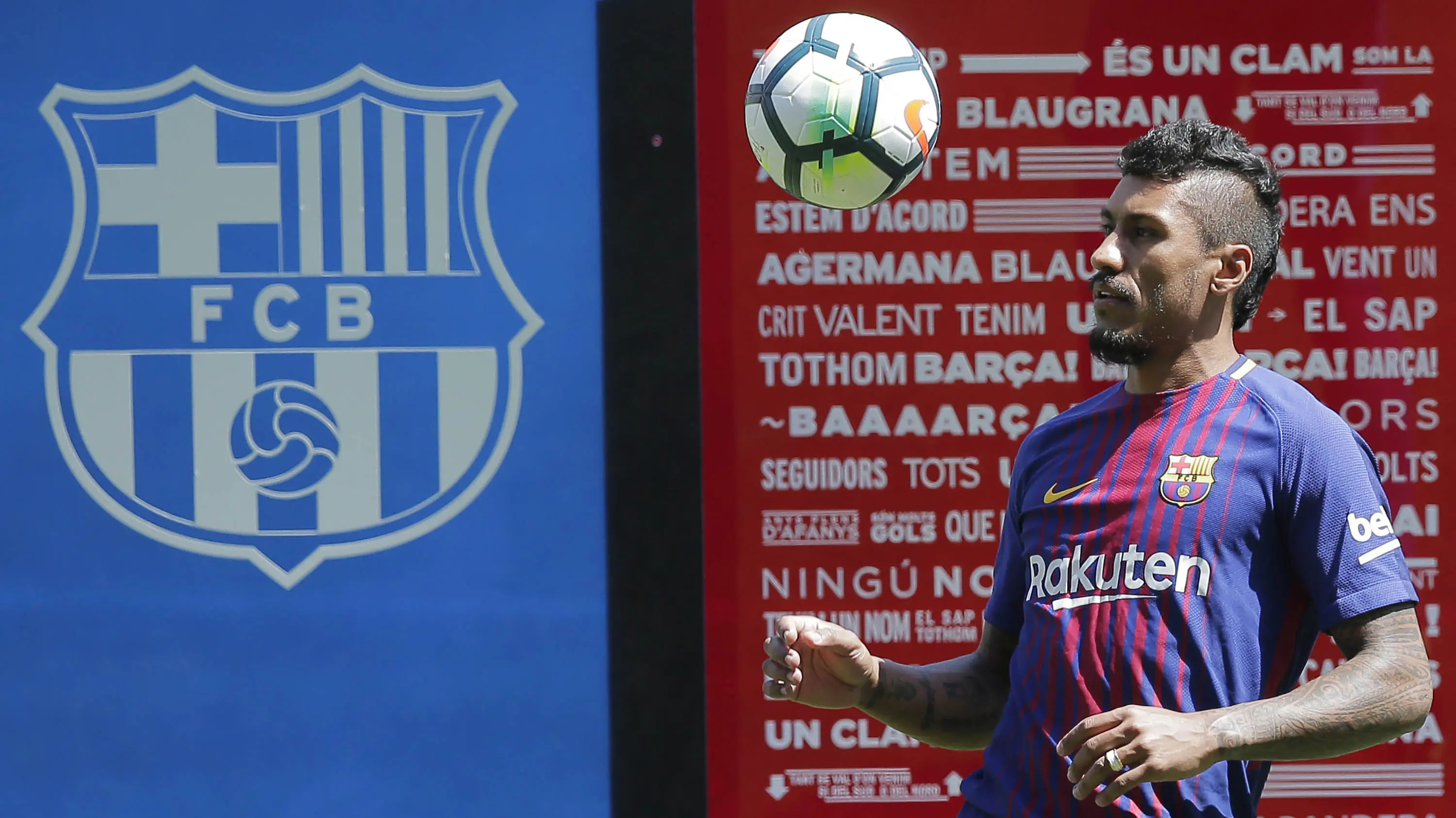 Gelandang Barcelona Paulinho. (AP/Manu Fernandez)