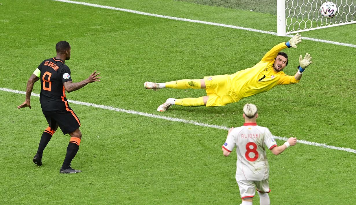Pemain Timnas Belanda, Georginio Wijnaldum berhasil menjebol gawang Makedonia utara dalam pertandingan Grup C Euro 2020 antara Makedonia Utara melawan Belanda di Johan Cruyff ArenA, Selasa (22/6/2021). (Foto: AFP/Pool/Olaf Kraak)