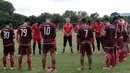 Pelatih Persija Jakarta, Ivan Kolev saat pimpin sesi latihan di lapangan Sutasoma, Jakarta, Rabu(16/1). Lima pemain Persija tidak hadir pada latihan perdana bersama Ivan Kolev. (Bola.com/Yoppy Renato)