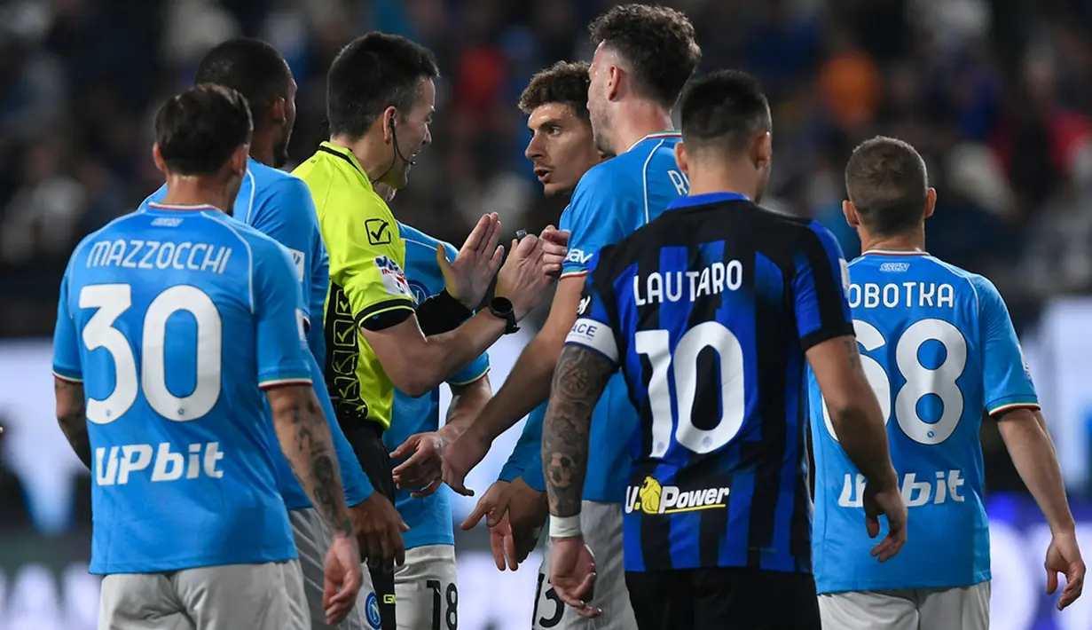 Itu setelah pemain Napoli Giovanni Simeone diganjar kartu kuning kedua, namun mereka barus bisa mencetak gol sebelum pertandingan berakhir. (AP Photo)