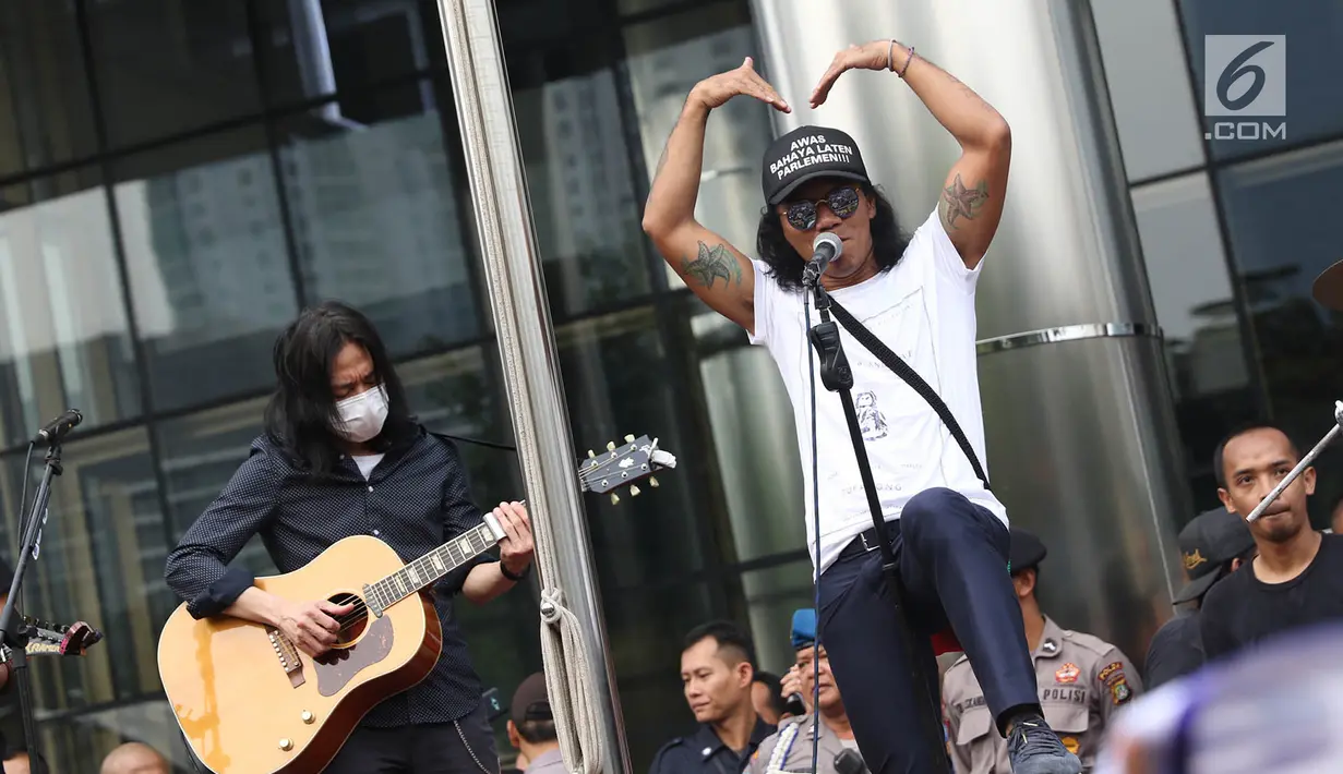 Grup musik Slank tampil dalam Aksi Simpatik Jurus Tandur Dukung KPK, Jakarta, Kamis (13/7). Acara diadakan sebagai bentuk dukungan terhadap KPK serta penolakan hak angket yang dilakukan DPR kepada lembaga antikorupsi itu. (Liputan6.com/Immanuel Antonius)