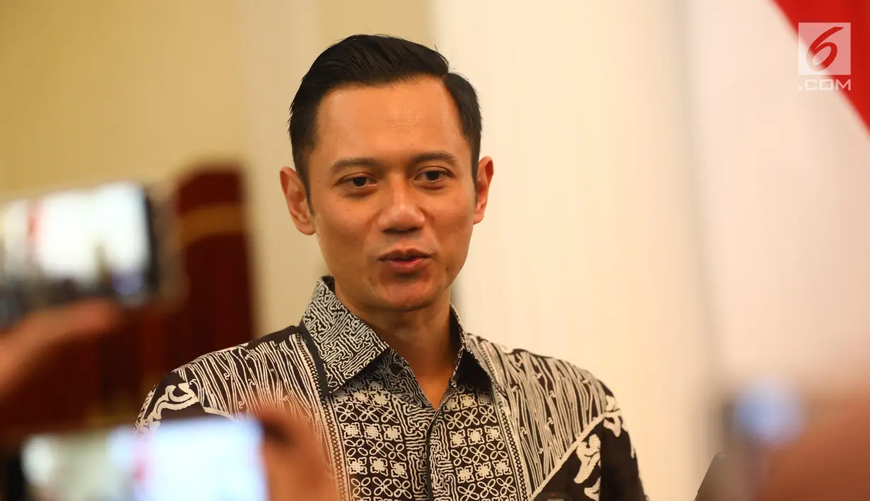 Ketua Kogasma Partai Demokrat Agus Harimurti Yudhoyono atau AHY memberi keterangan usai bertemu dengan Presiden Joko Widodo atau Jokowi di Istana Merdeka, Jakarta, Kamis (2/5/2019). AHY dan Jokowi bertemu secara tertutup. (Liputan6.com/Angga Yuniar)