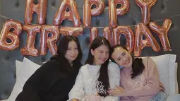 Beby Tsabina dan Sephora Sievert sebagai sahabat dekat Cassandra, turut berperan penting dalam menyukseskan kejutan tersebut. Mereka telah menjadi bagian penting dalam perjalanan hidup Cassandra selama bertahun-tahun. Persahabatan mereka yang begitu erat terlihat dari konsistensi mereka dalam merayakan ulang tahun Cassandra setiap tahunnya. Saking dekatnya kebersamaannya bak saudara. (Liputan6.com/IG/@cassandraslee)