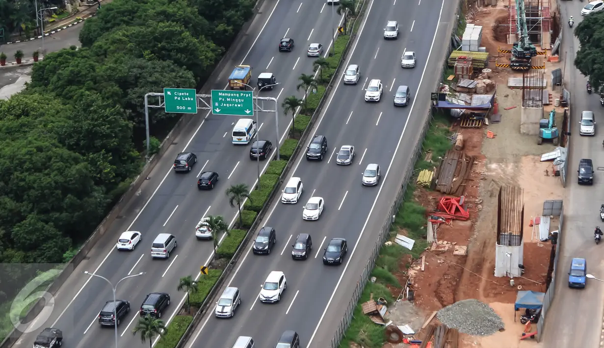 Pemandangan arus balik di Jalan Tol Lingkar Luar Jakarta-Serpong, Minggu (27/3). Kepadatan tersebut didominasi oleh kendaraan pribadi. (Liputan6.com/Fery Pradolo)