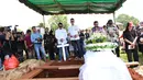Setalah disemayamkan di rumah duka Heaven Dharmais, almarhum dimakamkan di TPU Kandang, Jagakarsa, Jakarta Selatan, Senin (7/3/2016). (Adrian Putra/Bintang.com)