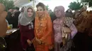 Sejumlah tamu undangan mengenakan busana adat berpose saat menghadiri pesta adat Kahiyang Ayu dan Bobby Nasution di di Bukit Hijau Regency Taman Setia Budi (BHR Tasbi), Medan, Sabtu (25/11). (Liputan6.com/Aditya Eka Prawira)