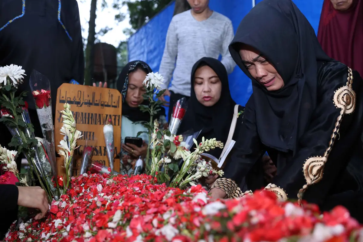 [Bintang] Keluarga Jupe di Pemakaman