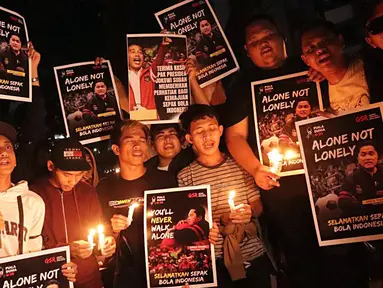 Relawan dari Gerakan Sepak Bola untuk Rakyat (GSR) menggelar aksi damai bertajuk“1000 Lilin & Doa Bersama untuk Sepak Bola Indonesia” di Gedung Joang 45, Jakarta Pusat, Selasa (4/4/2023). (Dok. GSR)