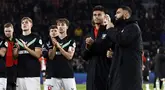 Ekspresi kecewa Mees Hilgers (kedua kanan) dan sejumlah pemain FC Twente setelah dikalahkan PSV pada laga lanjutan Liga Belanda 2024/2025 di Phillips Stadium, Eindhoven, Belanda, Sabtu (07/12/2024). (AFP/ANP/Maurice Van Steen)